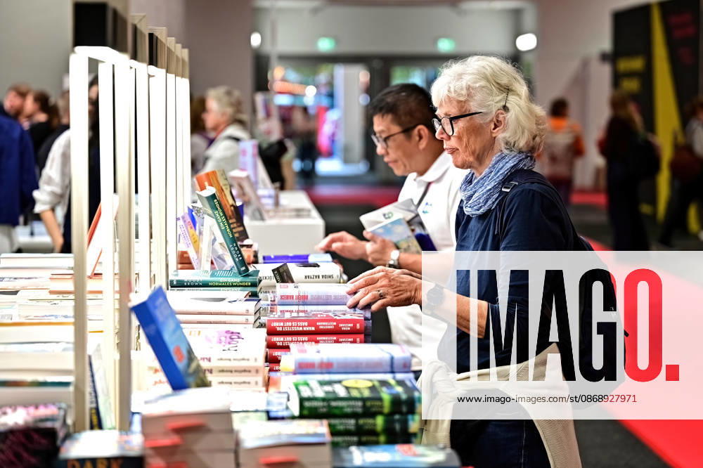 Frankfurt Book Fair 2026 Visitors to the Frankfurt Book Fair on October 8, 2026 20261008MWI152821