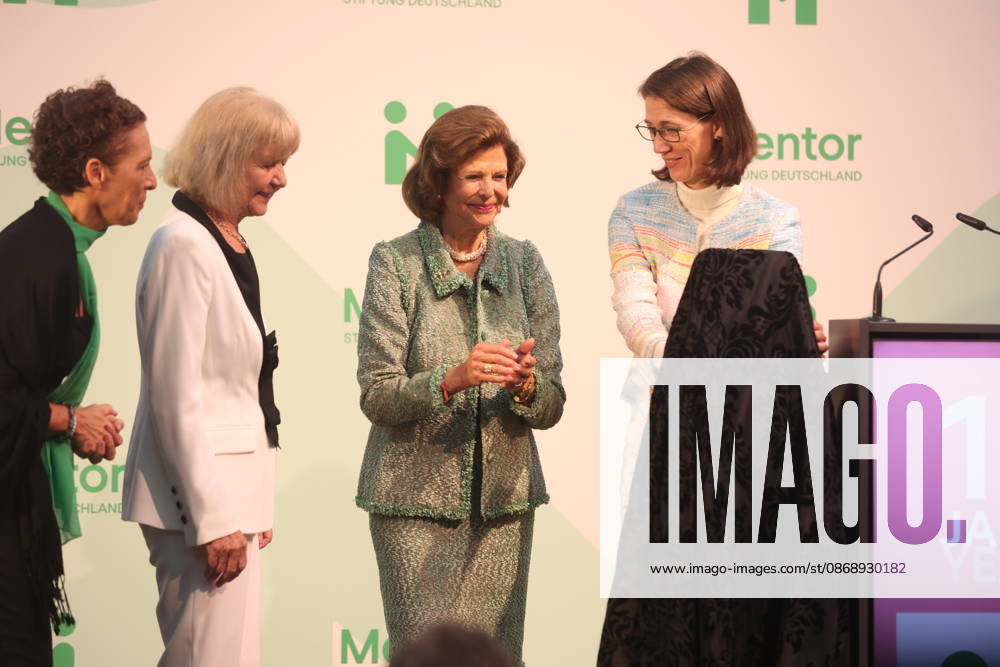 Queen Silvia of Sweden Presents Award on Mainau Island, Konstanz, Mainau, 0810 2026 Her Majesty Queen Silvia of Sweden presented the Mentor Award at a ceremony marking the 10th anniversary of the Mentor Foundation Germany. During the presentation, the award slipped from her hands and landed on the feet of the recipient. In Baden-Württemberg, Germany