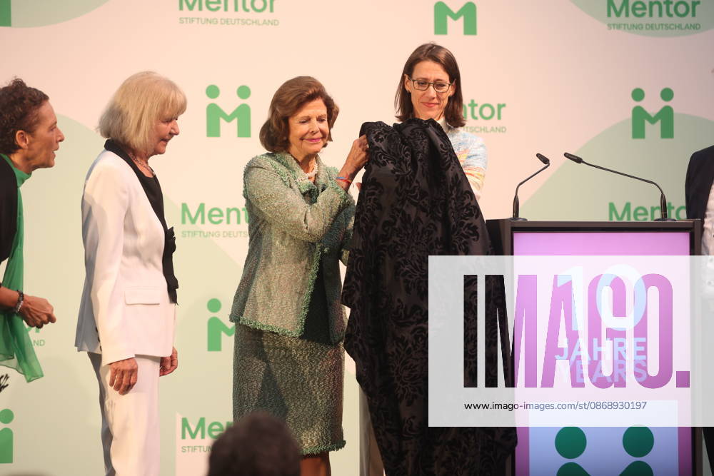 Queen Silvia of Sweden Presents Award on Mainau Island, Konstanz, Mainau, 0810 2026 Her Majesty Queen Silvia of Sweden presented the Mentor Award at a ceremony marking the 10th anniversary of the Mentor Foundation Germany. During the presentation, the award slipped from her hands and landed on the feet of the recipient. In Baden-Württemberg, Germany