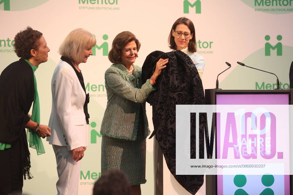 Queen Silvia of Sweden Presents Award on Mainau Island, Konstanz, Mainau, 0810 2026 Her Majesty Queen Silvia of Sweden presented the Mentor Award at a ceremony marking the 10th anniversary of the Mentor Foundation Germany. During the presentation, the award slipped from her hands and landed on the feet of the recipient. In Baden-Württemberg, Germany