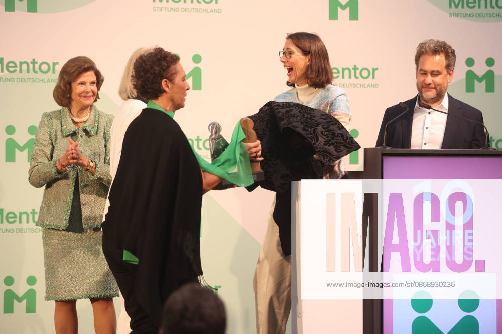 Queen Silvia of Sweden Presents Award on Mainau Island, Konstanz, Mainau, 0810 2026 Her Majesty Queen Silvia of Sweden presented the Mentor Award at a ceremony marking the 10th anniversary of the Mentor Foundation Germany. During the presentation, the award slipped from her hands and landed on the feet of the recipient. In Baden-Württemberg, Germany