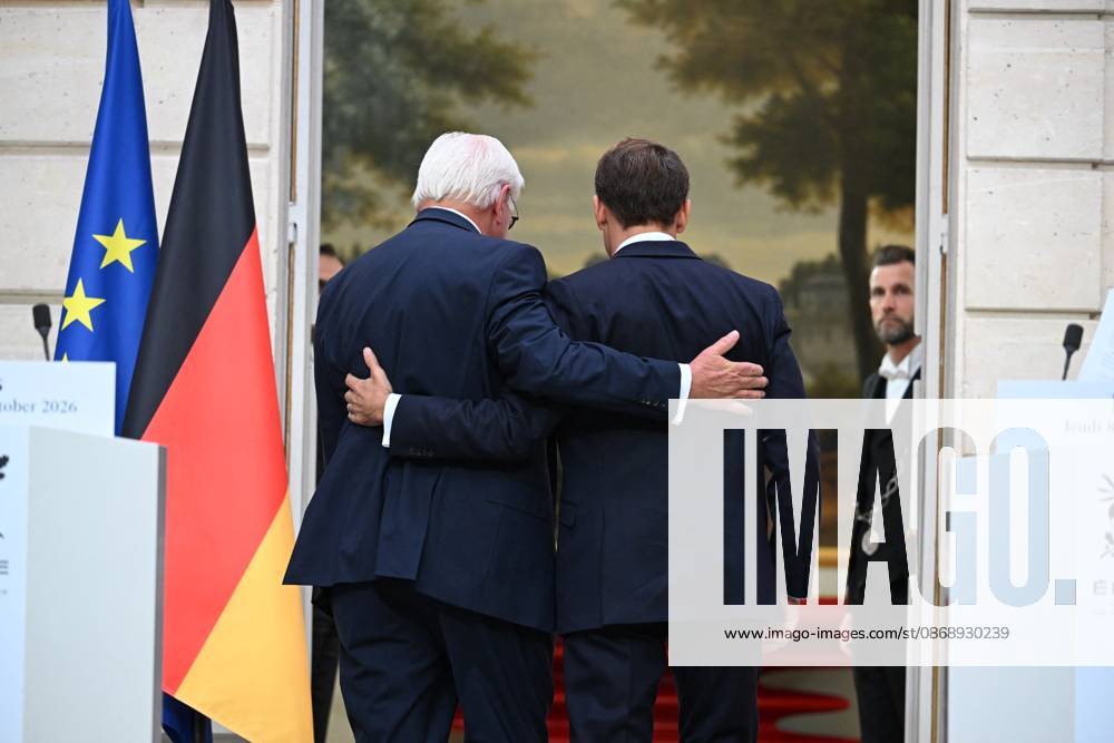 French And German Presidents Press Conference - Paris French President Emmanuel Macron and German President Frank Walter Steinmeier walk arm-in-arm after a joint press conference at the Elysee Palace in Paris, France on Undated. Photo by Eric Tschaen Pool ABACAPRESS.COM PARIS IDF France