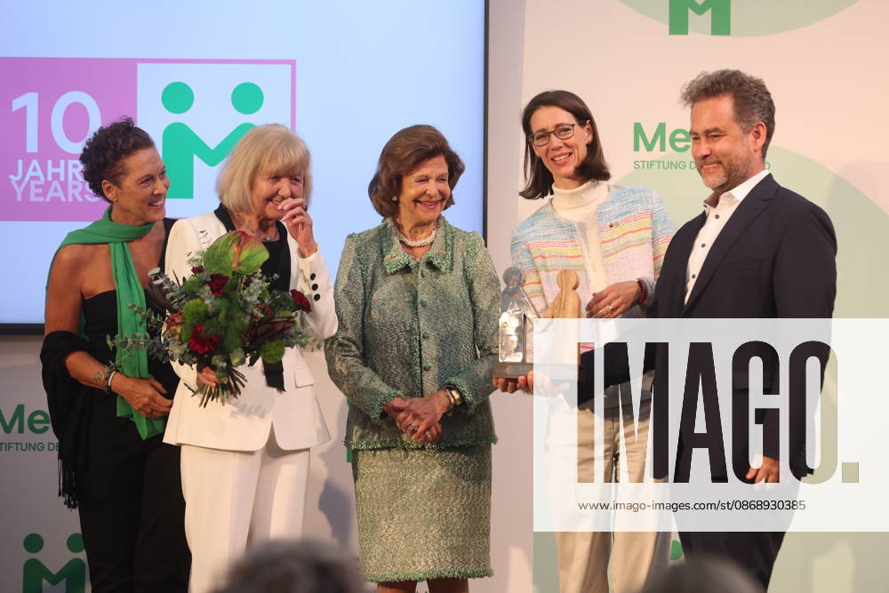 Queen Silvia of Sweden Presents Award on Mainau Island, Konstanz, Mainau, 0810 2026 Her Majesty Queen Silvia of Sweden presented the Mentor Award at a ceremony marking the 10th anniversary of the Mentor Foundation Germany. During the presentation, the award slipped from her hands and landed on the feet of the recipient. In Baden-Württemberg, Germany