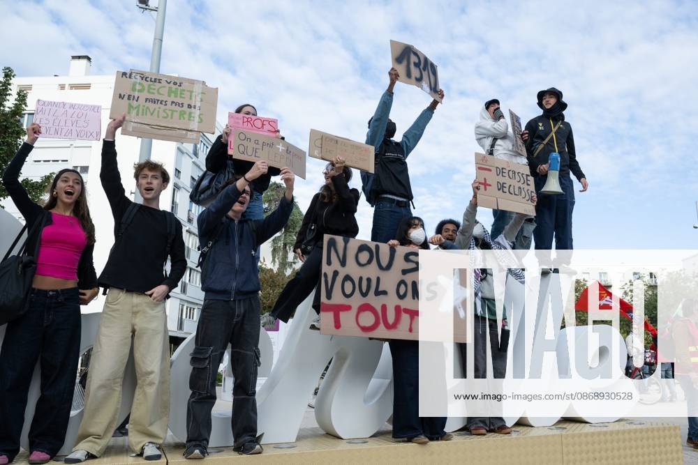 HIGH SCHOOL STUDENTS PROTEST PHOTOPQR SUD OUEST XAVIER LEOTY La Rochelle October 8, 2026 High school and college students protest in La Rochelle, October 8, 2026 PHOTO XAVIER LEOTY France Fires have broken out at several schools in France as students protest by blocking access to educational institutions nationwide over school funding and learning conditions La Rochelle CHARENTE MARITIME France
