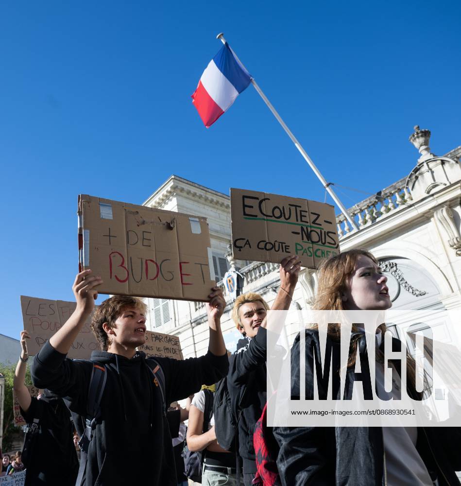 HIGH SCHOOL STUDENTS PROTEST PHOTOPQR SUD OUEST XAVIER LEOTY La Rochelle October 8, 2026 High school and college students protest in La Rochelle, October 8, 2026 PHOTO XAVIER LEOTY France Fires have broken out at several schools in France as students protest by blocking access to educational institutions nationwide over school funding and learning conditions La Rochelle CHARENTE MARITIME France