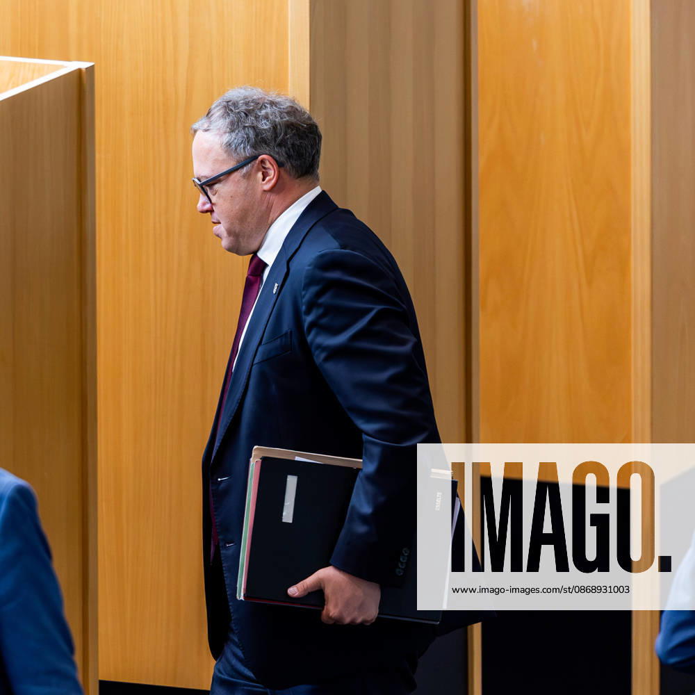 GER, News Politics, 8th Legislative Session, 57th Plenary Session in the Plenary Hall of the Thuringian State Parliament. Pictured: Mario Voigt (CDU) on his way to the election. Steffen Quasebarth. Thüringen Gerecht fails in the first round of voting for Vice President of the Thuringian State Parliament. 99096 Erfurt, Thuringian State Parliament, Thuringia, Germany