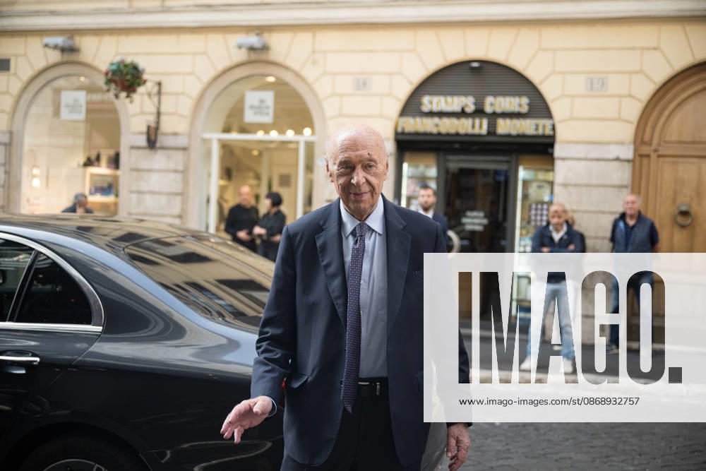 IPA89429581 - Journalist Paolo Mieli arriving at the Teatro Sistina for the celebrations marking the 150th anniversary of the *Corriere della Sera* in Rome, Italy, on October 8, 2026. Flavio Brancaleone Fotogramma