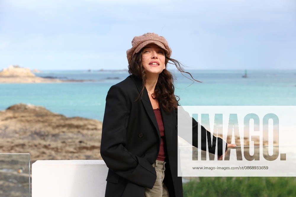 ZOE ADJANI posed during the jury photocall at Emeria during the 37th Dinard British and Irish Film Festival in Dinard, France. Dinard France - ZUMAc179 20261008_zep_c179_034