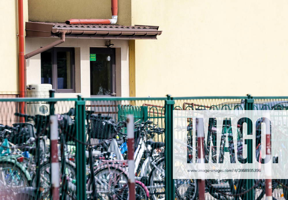 Stabbing attack at a primary school in Poland Photo: Wojciech Olkusnik East News Bikes are seen parked outside the school after a knife attack at the local primary school on October 8, 2026 in the village of Leszczydol-Nowiny in central Poland, approximately 60 km north-east of Warsaw. A 15-year-old school graduate entered the building armed with a knife and fatally stabbed the janitor and wounded two teachers trying to overpower him. According to the police the perpetrator was wearing a helmet with a camera and planned to record the attack. A day earlier a stabbing attack, where nine people were wounded, occurred in a vocational school in the town of Ostroleka, 50 km north of today s site. EN_01685559_0009