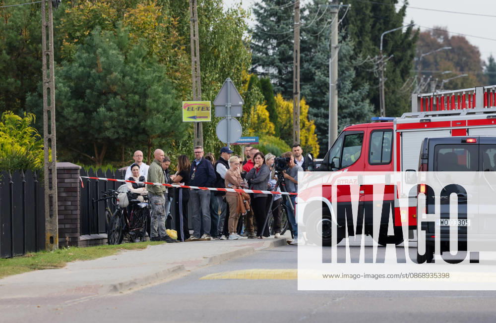 Stabbing attack at a primary school in Poland Photo: Wojciech Olkusnik East News People gather outside after a knife attack at the local primary school on October 8, 2026 in the village of Leszczydol-Nowiny in central Poland, approximately 60 km north-east of Warsaw. A 15-year-old school graduate entered the building armed with a knife and fatally stabbed the janitor and wounded two teachers trying to overpower him. According to the police the perpetrator was wearing a helmet with a camera and planned to record the attack. A day earlier a stabbing attack, where nine people were wounded, occurred in a vocational school in the town of Ostroleka, 50 km north of today s site. EN_01685559_0011