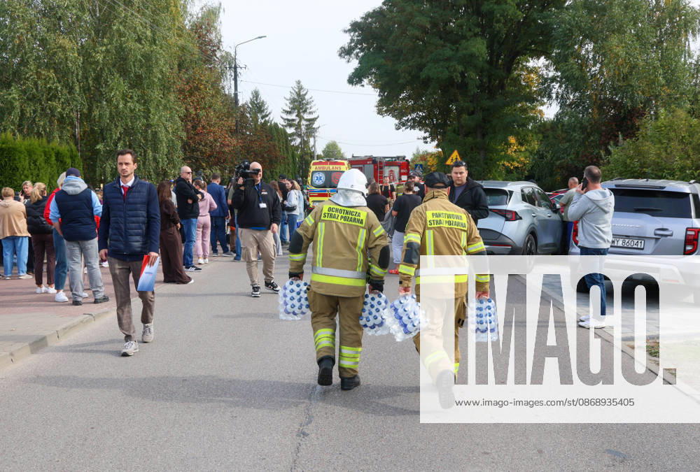 Stabbing attack at a primary school in Poland Photo: Wojciech Olkusnik East News Emergency services are seen at the site after a knife attack at the local primary school on October 8, 2026 in the village of Leszczydol-Nowiny in central Poland, approximately 60 km north-east of Warsaw. A 15-year-old school graduate entered the building armed with a knife and fatally stabbed the janitor and wounded two teachers trying to overpower him. According to the police the perpetrator was wearing a helmet with a camera and planned to record the attack. A day earlier a stabbing attack, where nine people were wounded, occurred in a vocational school in the town of Ostroleka, 50 km north of today s site. EN_01685559_0018