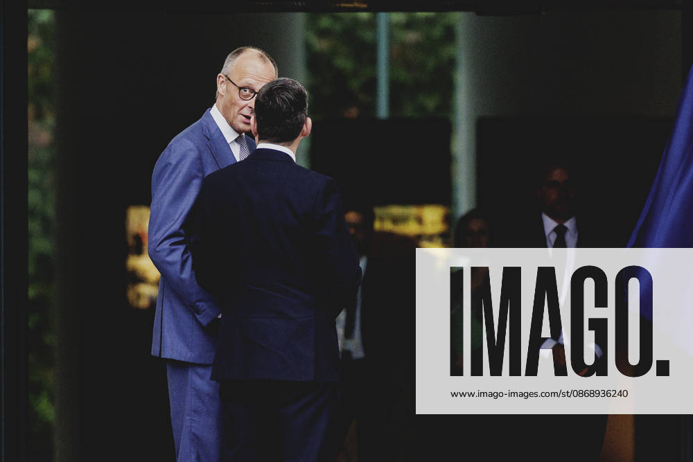 L R Friedrich Merz, CDU, Chancellor of Germany, and Andrew Burnham, Prime Minister of the United Kingdom, photographed during a reception with military honors at the Federal Chancellery in Berlin, October 8, 2026, Berlin, Germany