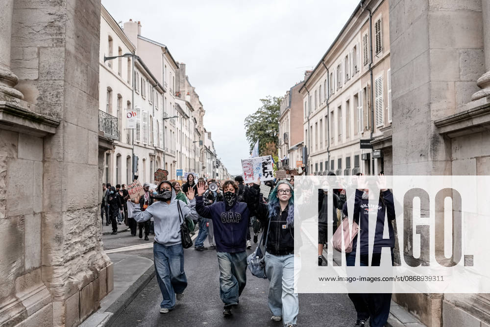 Protest against eduction conditions continues in Nancy NANCY, FRANCE - OCTOBER 8: Students holding placards take to the streets to protest education conditions in Nancy, France, on October 8, 2026. Students are taking part in a nationwide high-school mobilization over school conditions and demands for greater education resources, while security units remain deployed around several locations in the city. Muhammed Said Tako Anadolu Nancy France. Editorial use only. Please get in touch for any other usage.
