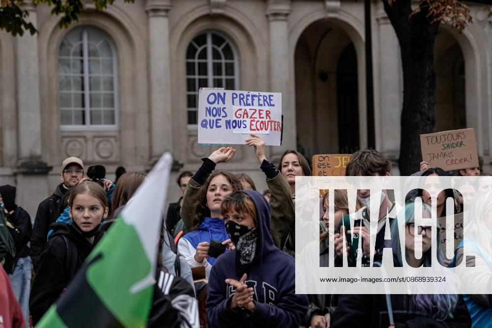 Protest against eduction conditions continues in Nancy NANCY, FRANCE - OCTOBER 8: Students holding placards take to the streets to protest education conditions in Nancy, France, on October 8, 2026. Students are taking part in a nationwide high-school mobilization over school conditions and demands for greater education resources, while security units remain deployed around several locations in the city. Muhammed Said Tako Anadolu Nancy France. Editorial use only. Please get in touch for any other usage.