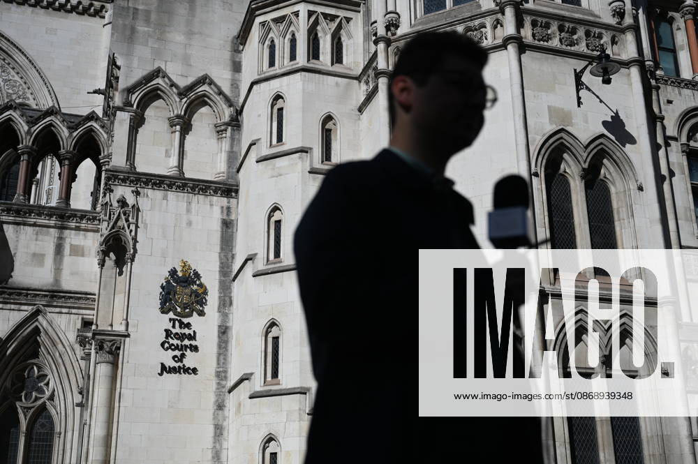 Royal Courts of Justice seen ahead of Andrew Mountbatten-Windsor s hearing LONDON, UNITED KINGDOM - OCTOBER 8: A presenter speaks into a microphone outside the Royal Courts of Justice ahead of the hearing of Andrew Mountbatten-Windsor s legal challenge against search warrants related to his arrest over his alleged links to Jeffrey Epstein, in London, United Kingdom, on October 8, 2026. Rasid Necati Aslim Anadolu London United Kingdom. Editorial use only. Please get in touch for any other usage.