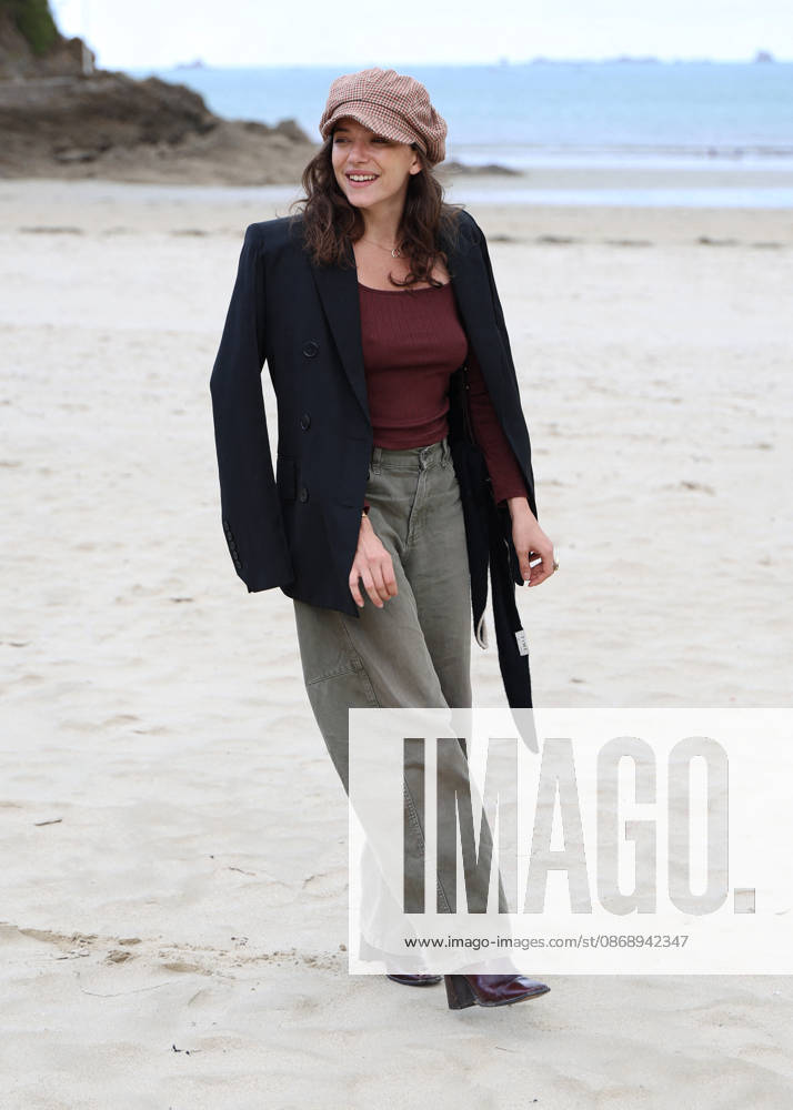 Zoe Adjani on the beach during the 37th Dinard British and Irish Film Festival in Dinard, France, on October 8, 2026. Denis Guignebourg, Bestimage. 37th Dinard British and Irish Film Festival on October 8, 2026, in Dinard, France. Dinard, France