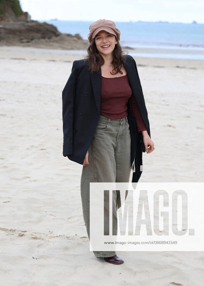 Zoe Adjani on the beach during the 37th Dinard British and Irish Film Festival in Dinard, France, on October 8, 2026. Denis Guignebourg, Bestimage. 37th Dinard British and Irish Film Festival on October 8, 2026, in Dinard, France. Dinard, France