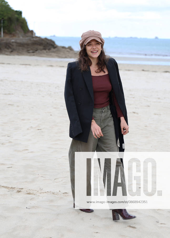 Zoe Adjani on the beach during the 37th Dinard British and Irish Film Festival in Dinard, France, on October 8, 2026. Denis Guignebourg, Bestimage. 37th Dinard British and Irish Film Festival on October 8, 2026, in Dinard, France. Dinard, France