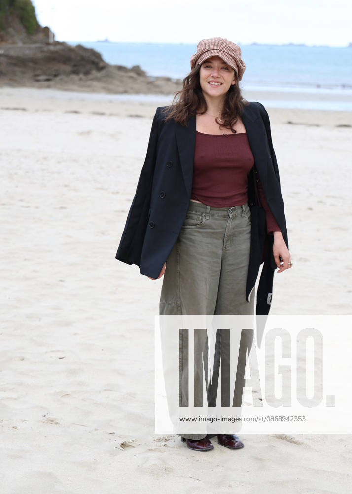 Zoe Adjani on the beach during the 37th Dinard British and Irish Film Festival in Dinard, France, on October 8, 2026. Denis Guignebourg, Bestimage. 37th Dinard British and Irish Film Festival on October 8, 2026, in Dinard, France. Dinard, France