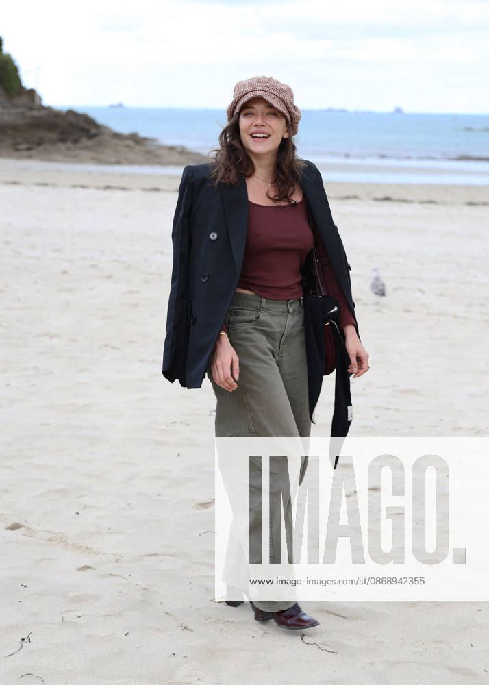 Zoe Adjani on the beach during the 37th Dinard British and Irish Film Festival in Dinard, France, on October 8, 2026. Denis Guignebourg, Bestimage. 37th Dinard British and Irish Film Festival on October 8, 2026, in Dinard, France. Dinard, France