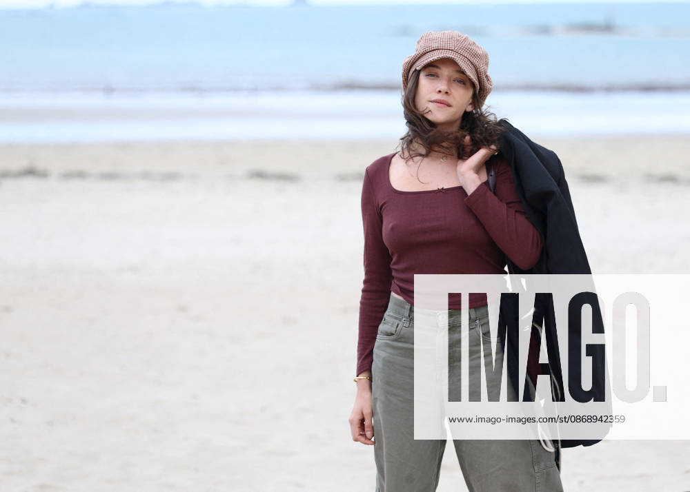 Zoe Adjani on the beach during the 37th Dinard British and Irish Film Festival in Dinard, France, on October 8, 2026. Denis Guignebourg, Bestimage. 37th Dinard British and Irish Film Festival on October 8, 2026, in Dinard, France. Dinard, France