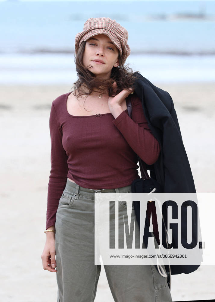 Zoe Adjani on the beach during the 37th Dinard British and Irish Film Festival in Dinard, France, on October 8, 2026. Denis Guignebourg, Bestimage. 37th Dinard British and Irish Film Festival on October 8, 2026, in Dinard, France. Dinard, France