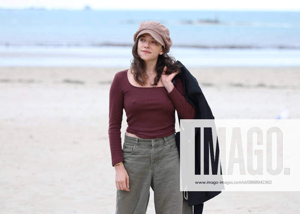 Zoe Adjani on the beach during the 37th Dinard British and Irish Film Festival in Dinard, France, on October 8, 2026. Denis Guignebourg, Bestimage. 37th Dinard British and Irish Film Festival on October 8, 2026, in Dinard, France. Dinard, France