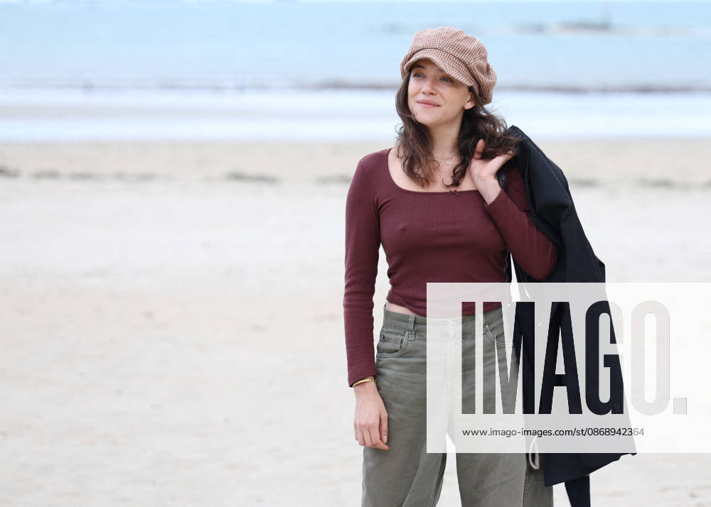 Zoe Adjani on the beach during the 37th Dinard British and Irish Film Festival in Dinard, France, on October 8, 2026. Denis Guignebourg, Bestimage. 37th Dinard British and Irish Film Festival on October 8, 2026, in Dinard, France. Dinard, France