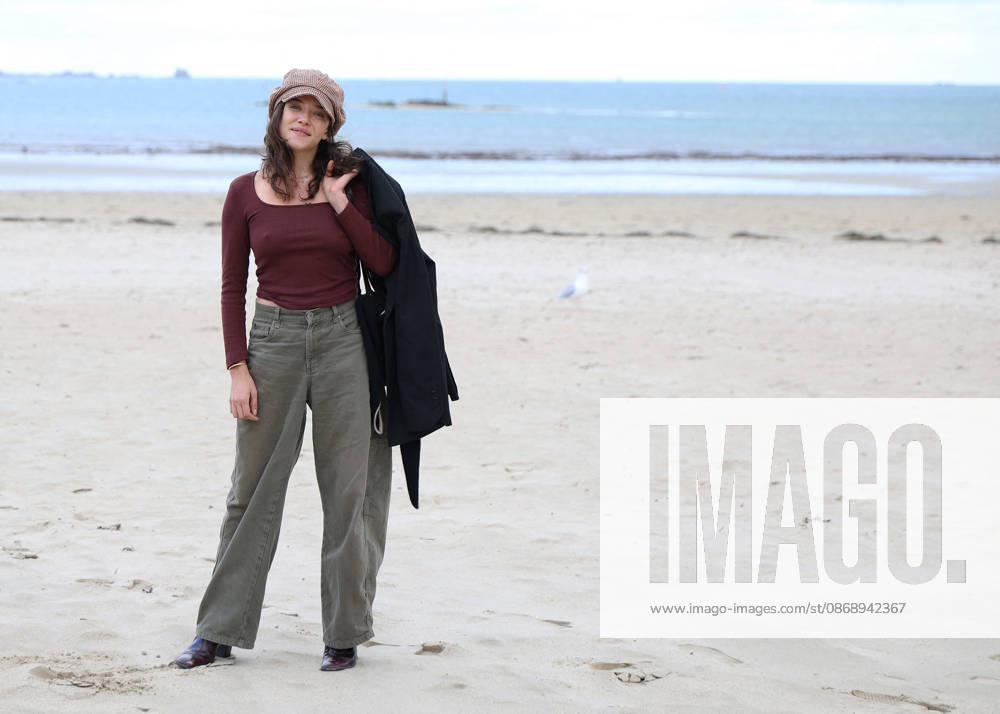 Zoe Adjani on the beach during the 37th Dinard British and Irish Film Festival in Dinard, France, on October 8, 2026. Denis Guignebourg, Bestimage. 37th Dinard British and Irish Film Festival on October 8, 2026, in Dinard, France. Dinard, France