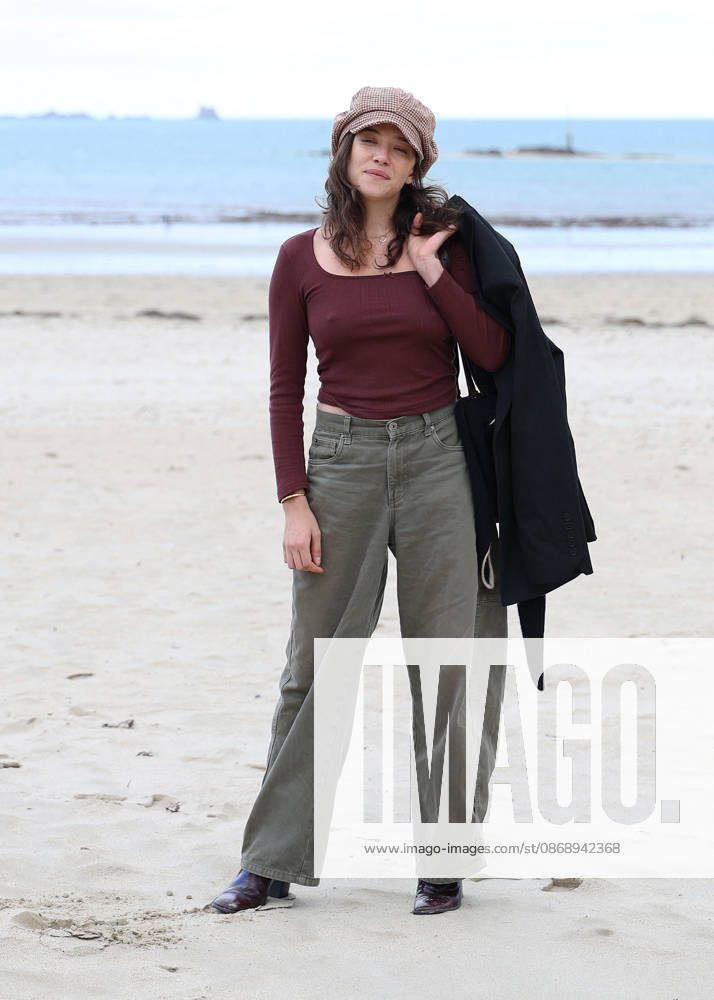 Zoe Adjani on the beach during the 37th Dinard British and Irish Film Festival in Dinard, France, on October 8, 2026. Denis Guignebourg, Bestimage. 37th Dinard British and Irish Film Festival on October 8, 2026, in Dinard, France. Dinard, France
