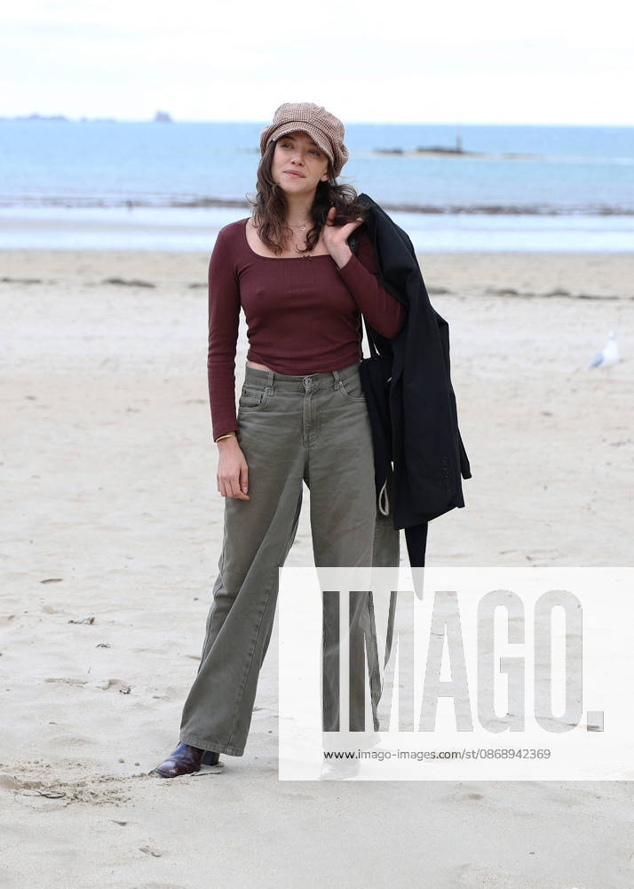Zoe Adjani on the beach during the 37th Dinard British and Irish Film Festival in Dinard, France, on October 8, 2026. Denis Guignebourg, Bestimage. 37th Dinard British and Irish Film Festival on October 8, 2026, in Dinard, France. Dinard, France