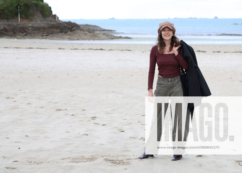 Zoe Adjani on the beach during the 37th Dinard British and Irish Film Festival in Dinard, France, on October 8, 2026. Denis Guignebourg, Bestimage. 37th Dinard British and Irish Film Festival on October 8, 2026, in Dinard, France. Dinard, France