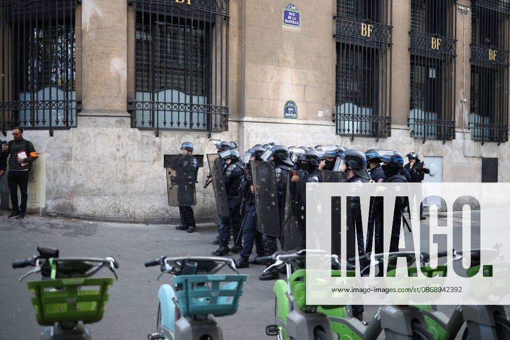 Student Protest - Paris Police forces during a demonstration at Place de la Bastille, in Paris, France on October 8, 2026, as part of a nationwide protest movement over learning conditions. Since late September, pupils have barred the entrances to hundreds of schools, complaining of teacher absences, overloaded timetables, dilapidated classrooms and buildings ill-adapted to rising temperatures, among other grievances. Photo by Raphael Lafargue ABACAPRESS.COM Paris France