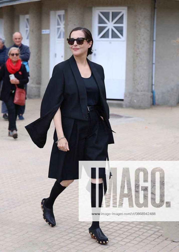Amira Casar at the unveiling of her beach cabana during the 37th Dinard British and Irish Film Festival, France, on October 8, 2026. Denis Guignebourg, Bestimage. 37th Dinard British Irish Film Festival on October 8, 2026, in Dinard, France. Dinard, France