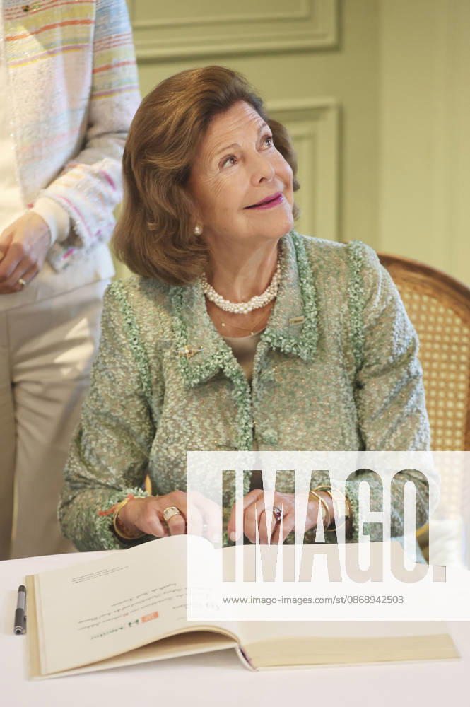 Queen Silvia of Sweden signing the Golden Book of the City of Konstanz on the occasion of the Mentor Foundation’s anniversary on Mainau Island, Mainau, October 8, 2026 Foto:xAgenturxWehnertx xGränzdörferx xFuturexImagex silvia_6006