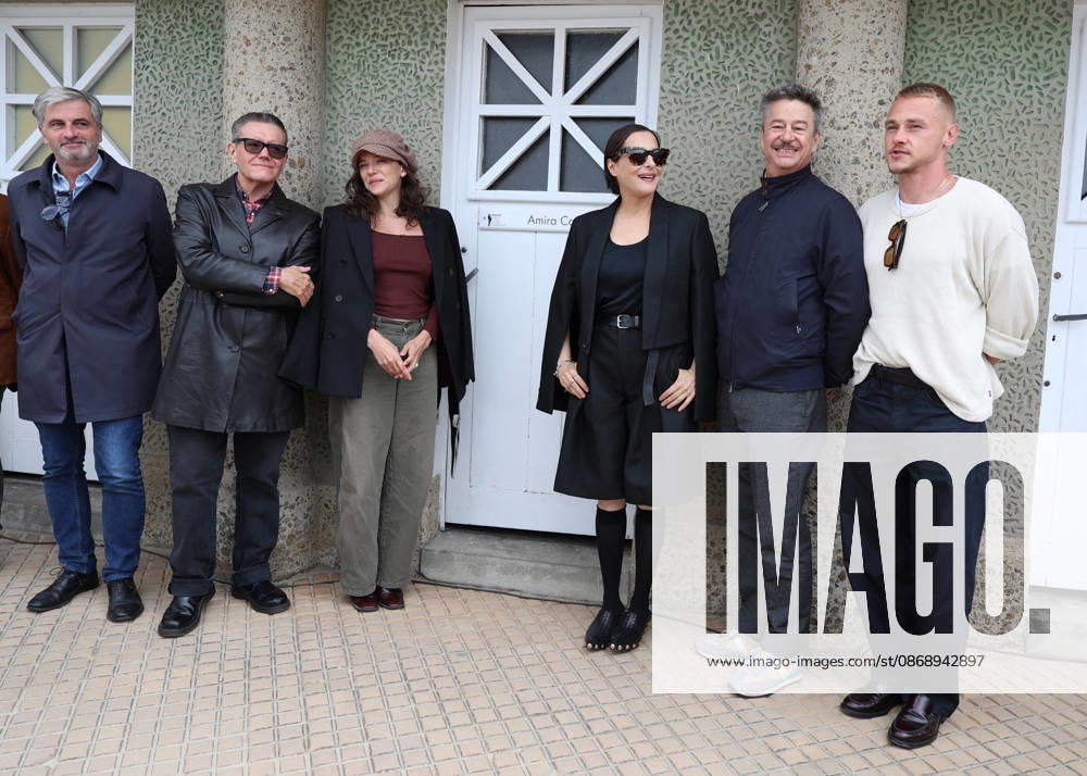 Ben Hardy, Zoe Adjani, Stephen Wooley, Amira Casar, and Thibault de Montalembert at the unveiling of Amira Casar’s beach hut on Dinard Beach during the 37th Dinard British and Irish Film Festival, France, on October 8, 2026. Denis Guignebourg, Bestimage. 37th Dinard British Irish Film Festival on October 8, 2026, in Dinard, France. Dinard, France