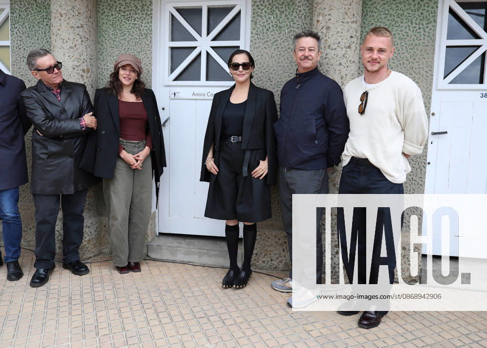 Ben Hardy, Zoe Adjani, Stephen Wooley, Amira Casar, and Thibault de Montalembert at the unveiling of Amira Casar’s beach hut on Dinard Beach during the 37th Dinard British and Irish Film Festival, France, on October 8, 2026. Denis Guignebourg, Bestimage. 37th Dinard British Irish Film Festival on October 8, 2026, in Dinard, France. Dinard, France