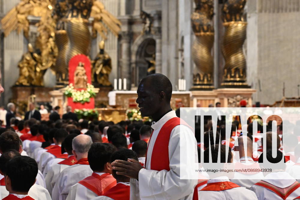 MESSA_PAPA_2026 Italy, Rome, Vatican, 2026 10 8 Pope Leo XIV celebrates Holy Mass for the academic year at the Pontifical Universities in St Peter s Basilica in the Vatican . - NO BOOKS