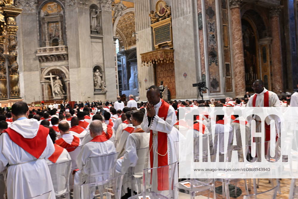 MESSA_PAPA_2026 Italy, Rome, Vatican, 2026 10 8 Pope Leo XIV celebrates Holy Mass for the academic year at the Pontifical Universities in St Peter s Basilica in the Vatican . - NO BOOKS