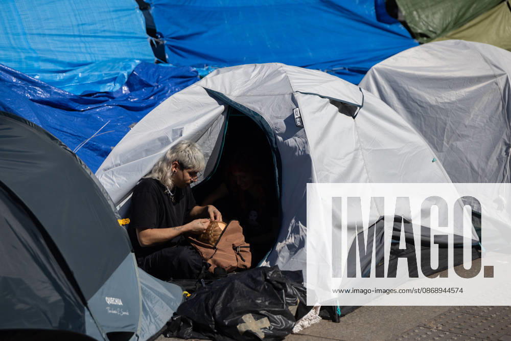 Protesters at Sol Square Stand by Their Demands for Housing A person at the housing protest camp in Puerta del Sol on October 8, 2026, in Madrid, Spain. The encampment at Sol has spilled over into the square, and the protesters are maintaining their demands against evictions and exorbitant rents. The Official State Gazette (BOE) published yesterday, October 7, the new version of the housing and rent decrees that the Council of Ministers approved the previous day OCTOBER 8, 2026, Madrid, Spain