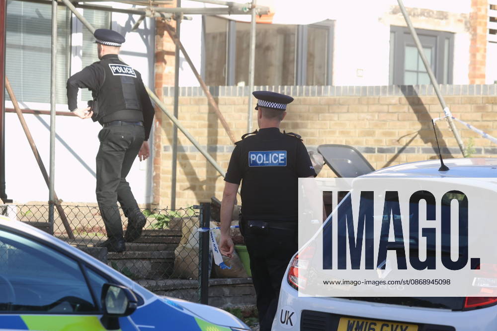 Borough Green, UK. Emergency services at the scene in Borough Green, Kent, where three people have been injured in a stabbing. A police manhunt for the attacker is currently under way. Borough Green UK - ZUMAl94_ 20261008_zaf_l94_004