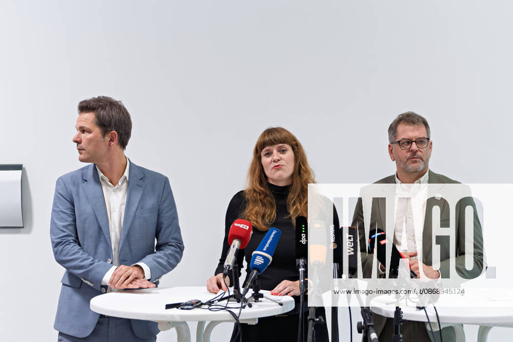 Kerstin Wolter Ehling, The Left, M speaks alongside Steffen Krach (SPD, left) and Werner Graf (Alliance 90 The Greens, right) during a joint press statement following the conclusion of their parties’ preliminary talks in the foyer of the Haus der Statistik, in front of the microphones. Press statement by The Left, The Greens, and the SPD in Berlin