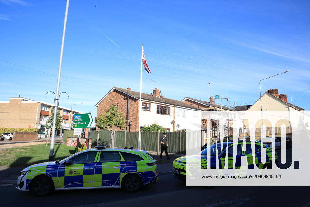Borough Green, UK. Emergency services at the scene in Borough Green, Kent, where three people have been injured in a stabbing. A police manhunt for the attacker is currently under way. Borough Green UK - ZUMAl94_ 20261008_zaf_l94_007