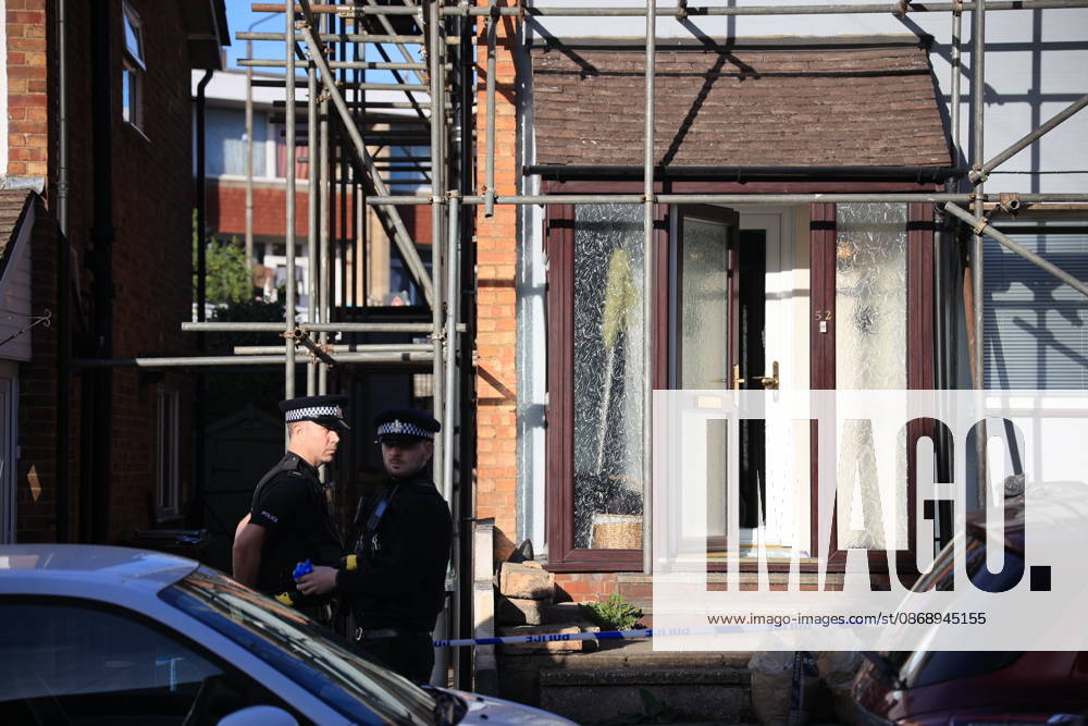 Borough Green, UK. Emergency services at the scene in Borough Green, Kent, where three people have been injured in a stabbing. A police manhunt for the attacker is currently under way. Borough Green UK - ZUMAl94_ 20261008_zaf_l94_008