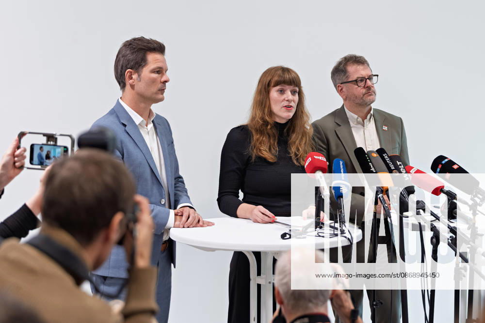 Kerstin Wolter Ehling, The Left, M speaks alongside Steffen Krach (SPD, left) and Werner Graf (Alliance 90 The Greens, right) during a joint press conference following the conclusion of their parties’ preliminary talks in the foyer of the Haus der Statistik; in the foreground, journalists are photographing the press conference held by The Left, The Greens, and the S