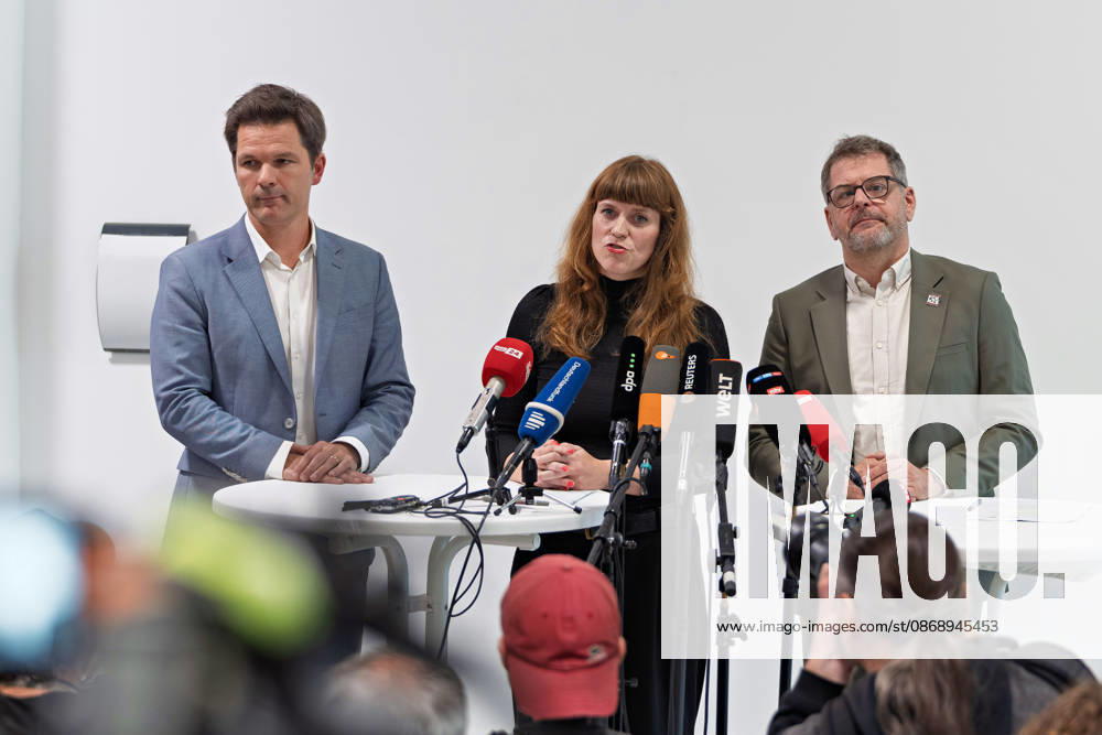 Kerstin Wolter Ehling, The Left, M speaks alongside Steffen Krach (SPD, left) and Werner Graf (Alliance 90 The Greens, right) to media representatives following the conclusion of preliminary talks between their parties in the foyer of the Haus der Statistik. Press statement by The Left, The Greens, and the SPD in Berlin