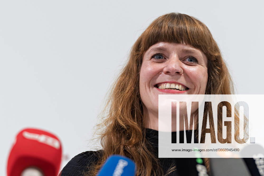 Kerstin Wolter Ehling Members of Die Linke smile during a joint press statement by Die Linke Berlin, Alliance 90 The Greens Berlin, and the SPD Berlin following the conclusion of preliminary talks in the foyer of the Haus der Statistik, behind the media microphones. Press statement by The Left, The Greens, and the SPD in Berlin