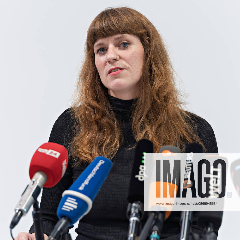 Kerstin Wolter Ehling of Die Linke speaks during a joint press statement by Die Linke Berlin, Alliance 90 The Greens Berlin, and the SPD Berlin in the foyer of the Haus der Statistik following the conclusion of preliminary talks, speaking into the media’s microphones. Joint press statement by The Left, The Greens, and the SPD in Berlin