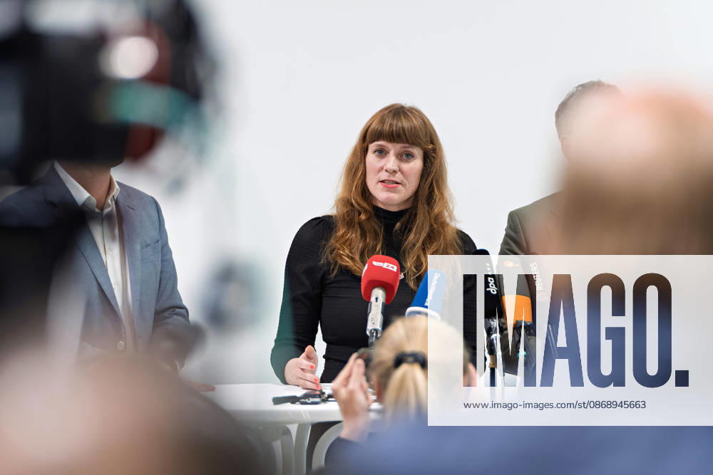 Kerstin Wolter Ehling A representative of Die Linke speaks during a joint press statement by Die Linke Berlin, Alliance 90 The Greens Berlin, and the SPD Berlin following the conclusion of preliminary talks in the foyer of the Haus der Statistik; in the foreground, media representatives Werner Graf and Steffen Krach are obscured and not visible.