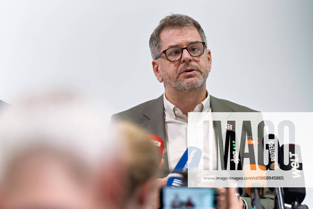Berlin, October 8, 2026—Werner Graf of Alliance 90 The Greens speaks during a joint press statement by The Left Berlin, Alliance 90 The Greens Berlin, and the SPD Berlin following the conclusion of preliminary talks in the foyer of the Haus der Statistik; media representatives are in the foreground. Press statement by Die Linke, the Greens, and the SPD in Berlin